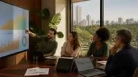 Lideranças empresariais analisam indicadores de desempenho em reunião de gestão em Goiânia.